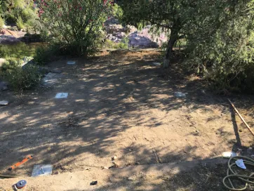 Fixation de l’embase des pieds de poteau sur les plots en béton