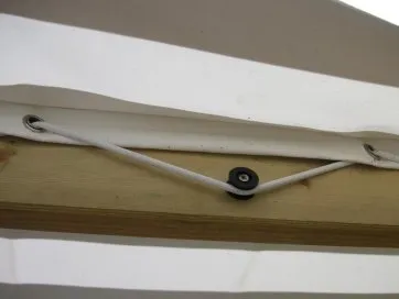 Clip d’accrochage fixé dans une solive en bois
