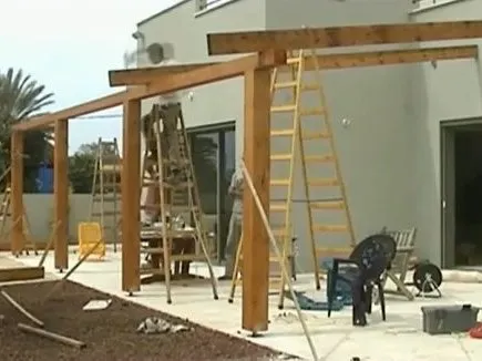 Vidéo accélérée du montage d'une pergola