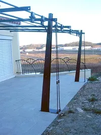 Poteau de soutien avec tirant. En second plan, un magnifique garde-corps avant gardiste.