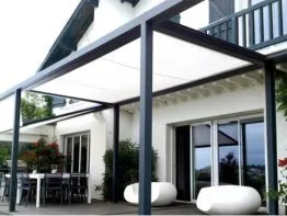 Pergola autoportée devant la baie vitrée