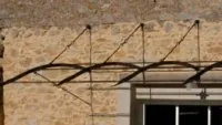 Vignette de l'article : Une pergola suspendue en fer forgé