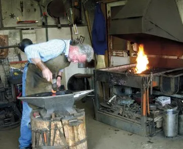 Un artisan-ferronier et sa forge