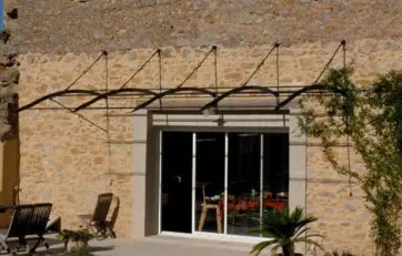 Pergola en fer forgé de style contemporain