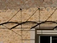 Une pergola suspendue en fer forgé