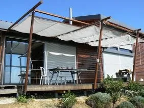 Une pergola avec store accordéon fait maison