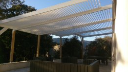 Pergola bioclimatique réalisée grâce au SAM-KIT 