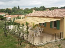 Pergola adossée avec couverture en canisse