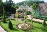 Gloriette blanche dans un jardin au mille couleur